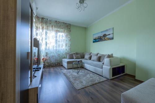 un soggiorno con un divano e una TV di Julie Suite Top Center a Sofia