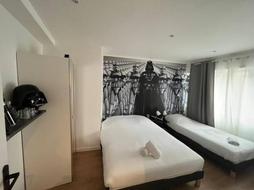 Hollywood 9 People - KHbnb center