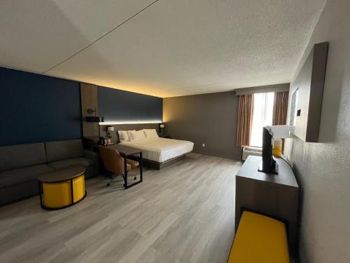 um quarto de hotel com uma cama e uma secretária em Comfort Inn & Suites em Johnson City