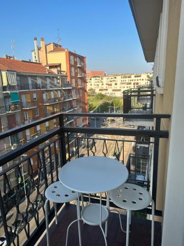 d'une table et de chaises sur un balcon avec vue. dans l'établissement Bicocca Modern Apartment, à Milan