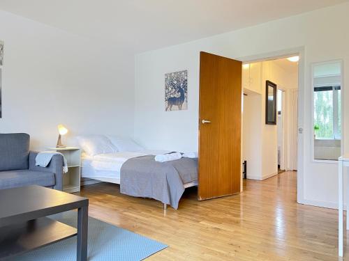een slaapkamer met een bed en een houten deur bij One Bedroom Apartment In Rdovre, Trnvej 29b, in Rødovre