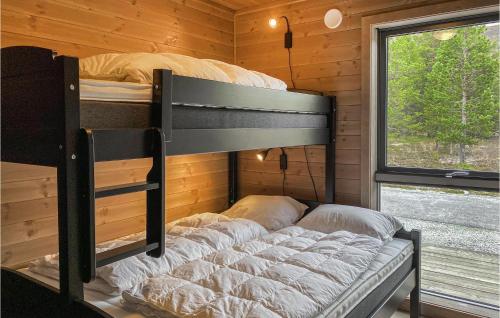 una camera con 2 letti a castello in una cabina di 4 Bedroom Nice Home In Bjorli a Bjorli