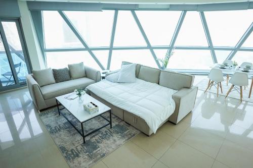 sala de estar con sofá y mesa en DIFC Luxurious Spacious 1-Bed Apt in a Prime Location, en Dubái