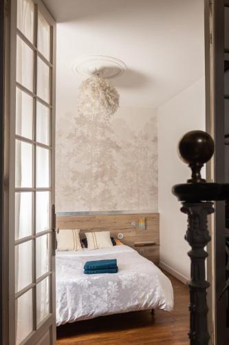 une chambre avec un lit et une grande fenêtre dans l'établissement TheRoyals, à Reims