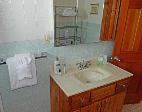 Ένα μπάνιο στο Wapiti Retreat at 22 West Cabins and Recreation