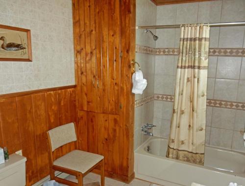 Ένα μπάνιο στο Wapiti Retreat at 22 West Cabins and Recreation
