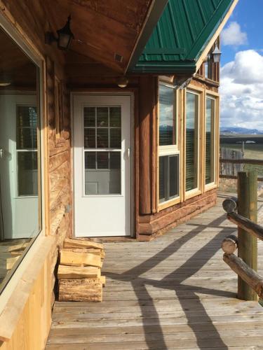 Μπαλκόνι ή βεράντα στο Wapiti Retreat at 22 West Cabins and Recreation