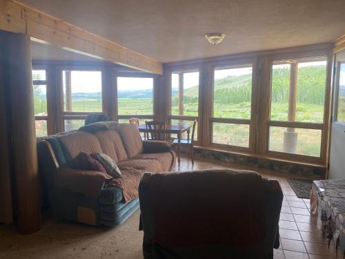 Χώρος καθιστικού στο Wapiti Retreat at 22 West Cabins and Recreation