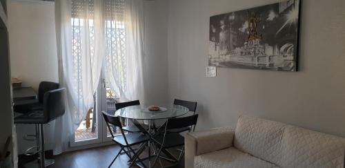 a living room with a table and a couch at casa ottaviano in Bologna