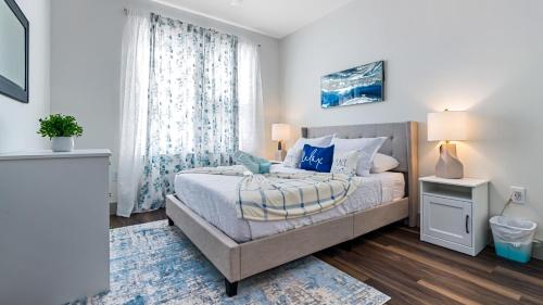 1 dormitorio con 1 cama grande con almohadas azules en Cozy Retreat-Free Reserved Parking-Pool, en Addison