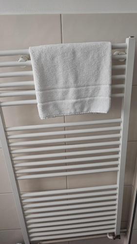 a towel hanging on a towel rack in a bathroom at Zimmervermietung38 - Schäfer in Salzgitter