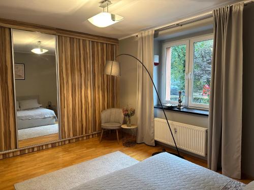 um quarto com uma cama e uma grande janela em Dobra 19 em Katowice