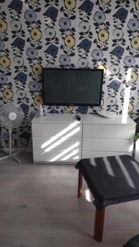 a living room with a flat screen tv on a wall at Apartament w centrum in Koszalin