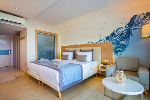 Selene Beach & Spa Hotel - Adult Only - Ultra All Inclusive في أفسالار: غرفة نوم مع سرير كبير مع لوحة زرقاء على الحائط
