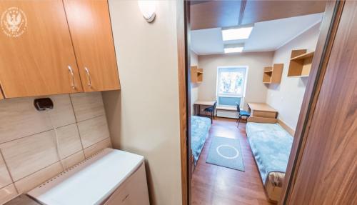 ein kleines Zimmer mit einer Tür, die zu einem Zimmer führt in der Unterkunft Dormitory Pension Sofas Bunk Bed Rooms in Homestay Apartment in Antalya