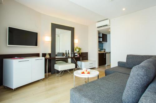 TV a/nebo společenská místnost v ubytování Selene Beach & Spa Hotel - Adult Only - Ultra All Inclusive