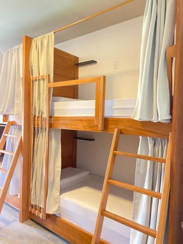 Łóżko lub łóżka piętrowe w pokoju w obiekcie Noah Hostel & Chale