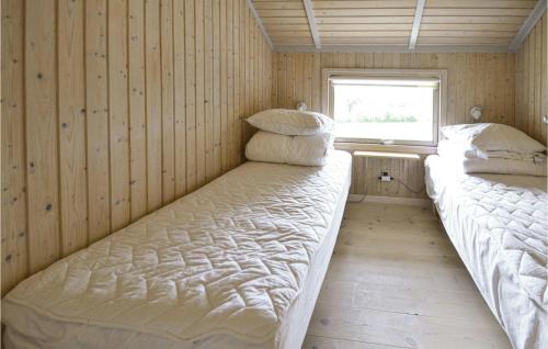 - 2 lits dans une petite chambre avec fenêtre dans l'établissement Pet Friendly Home In Vestervig With Kitchen, à Vestervig