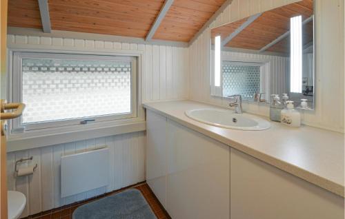 La salle de bains blanche est pourvue d'un lavabo et d'une fenêtre. dans l'établissement Pet Friendly Home In Vestervig With Kitchen, à Vestervig