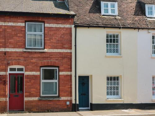 a row of red and white houses at Mollys Cottage in Dorchester