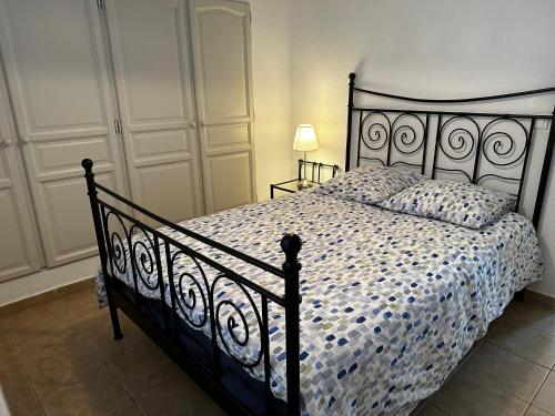 une chambre avec un lit noir et une couette blanche dans l'établissement Villa les Pensées La Londe, à La Londe-les-Maures
