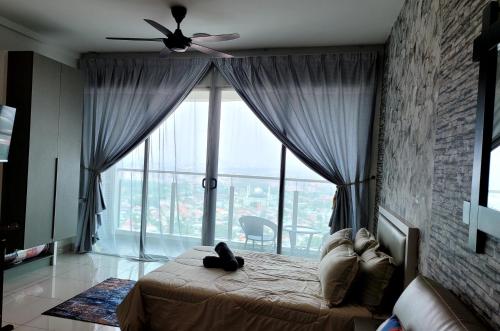 um quarto com uma cama e uma janela grande em Homestay FourSeasons @EVO MALL BANGI em Bandar Baru Bangi