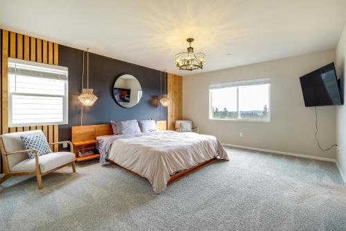 1 dormitorio con 1 cama, 1 silla y TV en Bremerton Vacation Rental with Grill and Fire Pit, en Bremerton
