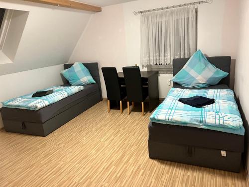 een kamer met een bank en een bed en stoelen bij Guesthouse David in Augsburg