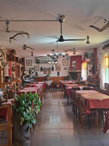 um restaurante com mesas e cadeiras com toalha de mesa vermelha em Hotel El Sombrerito em Vilaflor