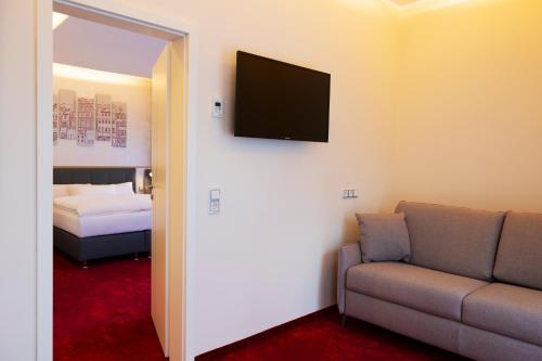 Una televisión o centro de entretenimiento en Hotel am Waldkasino