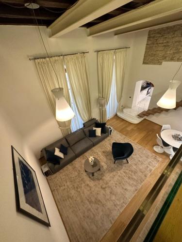 A seating area at Elegante appartamento Borgo San Jacopo