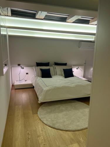 A bed or beds in a room at Elegante appartamento Borgo San Jacopo
