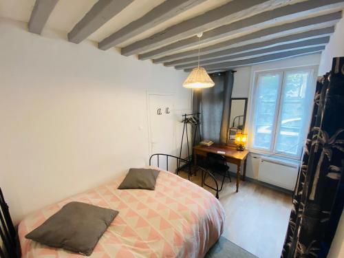 Giường trong phòng chung tại Maison centre village Soligny la Trappe proche Mortagne au perche - Sanateflo -