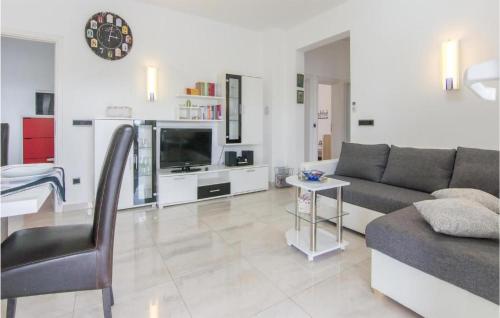 a living room with a couch and a tv at Cozy Home In Debeljak With Wifi in Debeljak