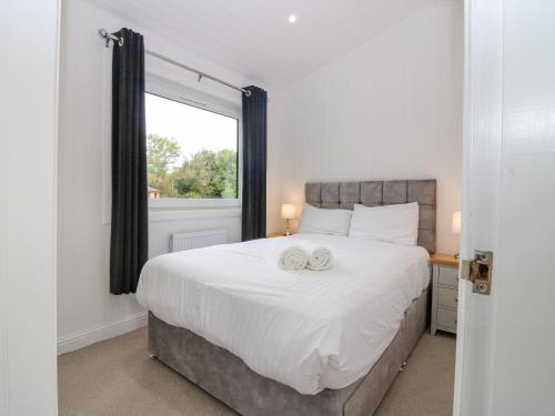 una camera da letto con un grande letto con due candele sopra di Lodge 19 - Isla Hideaway a Perth
