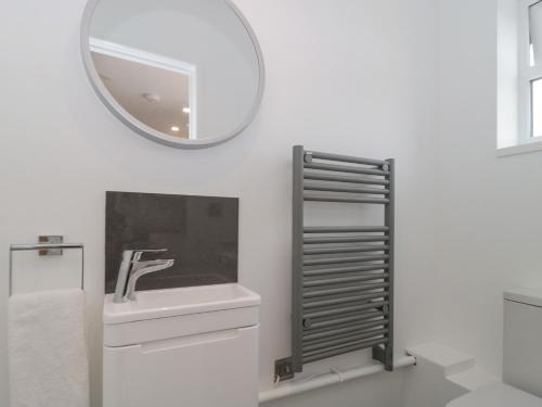 uma casa de banho com um lavatório e um espelho em Seabar em Burnham on Sea