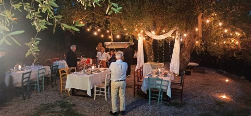 a man standing in front of a table set up for a party at Tenuta Terre di Bosco Oasi di Relax nel Cilento in San Giovanni a Piro