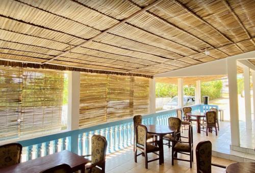 a dining room with a table and chairs at Le Dona Kribi in Kribi