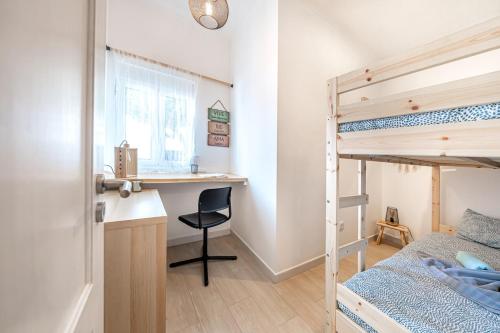 ein kleines Schlafzimmer mit einem Etagenbett und einem Schreibtisch in der Unterkunft Azenhas do Mar Cliffs House in Sintra