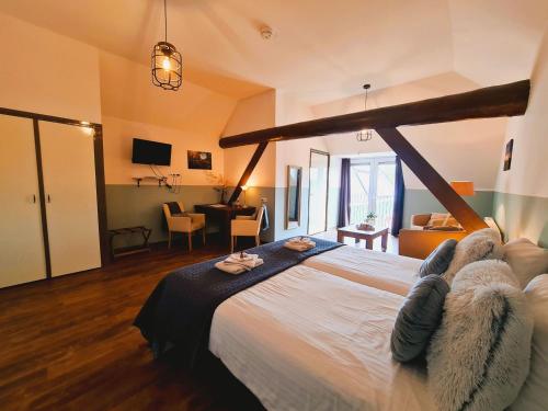 a bedroom with a large bed in a room at De Kan Hoeve appartementen in De Veenhoop