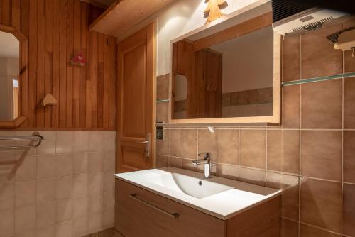 une salle de bain avec un lavabo et un miroir dans l'établissement Chalet Rochebrune - Apartment Les Chavannes, aux Gets