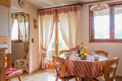 une salle à manger avec une table avec des fruits dessus dans l'établissement Chalet Rochebrune - Apartment Les Chavannes, aux Gets