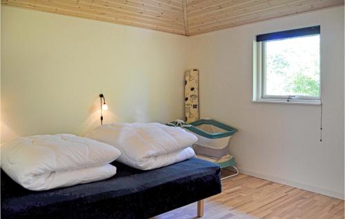 VestervigにあるAmazing Home In Vestervig With 3 Bedrooms, Sauna And Wifiの白いベッド2台と窓が備わる客室です。
