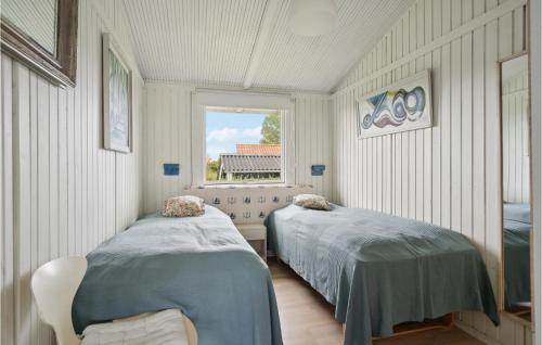 - une chambre avec 2 lits et une fenêtre dans l'établissement 3 Bedroom Gorgeous Home In Assens, à Assens