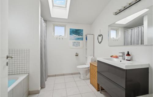 y baño con lavabo, aseo y bañera. en 3 Bedroom Gorgeous Home In Assens, en Assens