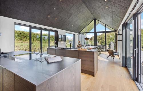 eine Küche mit einer großen Insel in einem Haus in der Unterkunft Amazing Home In Hejls With House Sea View in Hejls