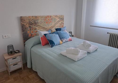 1 dormitorio con 1 cama con toallas en Peña de Francia, en Zamora
