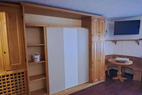 um quarto com um grande armário branco com uma mesa em Val D’Avio Home em Temù