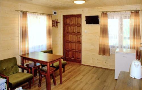 Μια τηλεόραση ή/και κέντρο ψυχαγωγίας στο Pet Friendly Home In Ruciane - Nida