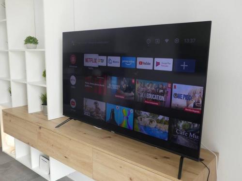 a flat screen tv sitting on top of a wooden table at 19 Piso céntrico, nuevo y bien equipado en La Trinidad in La Laguna
